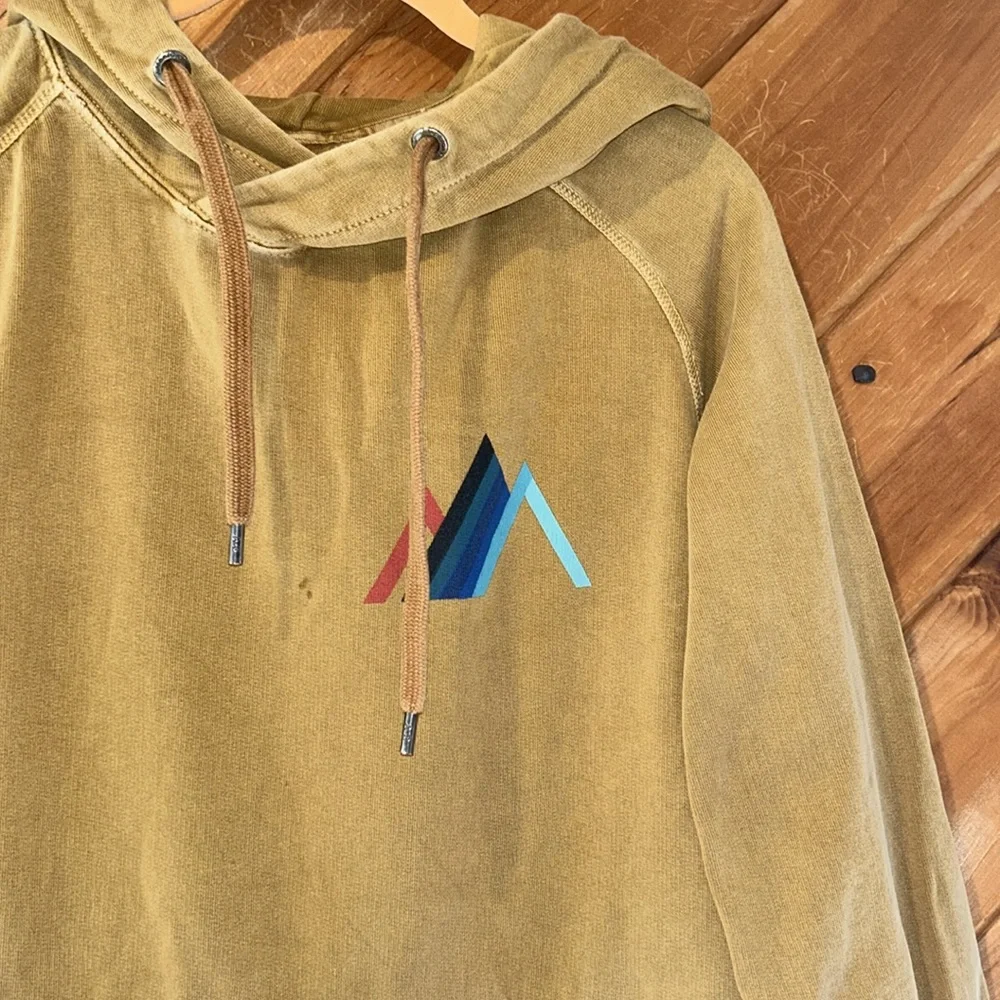 American Eagle Men’s mountain peak tan vintage style sweatshirt